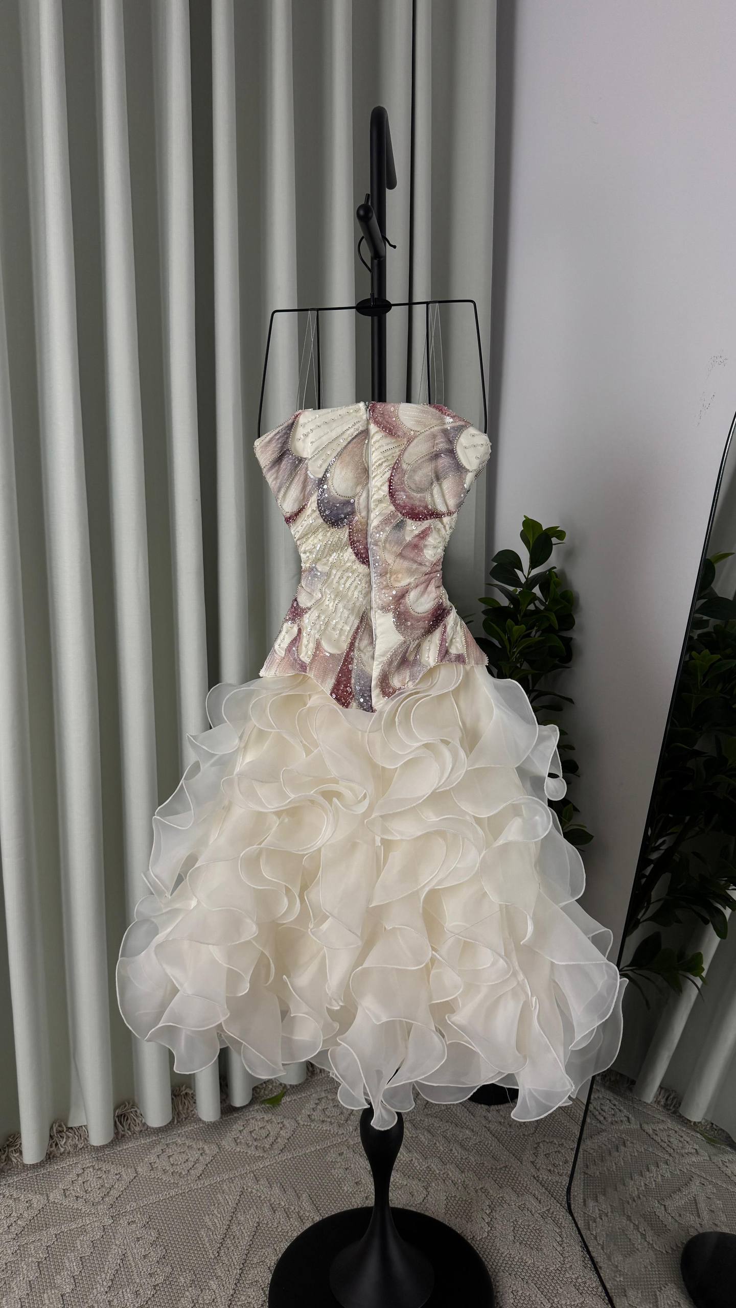 MNG Dazzling corset-style mini dress with embroidered petal motifs and a ruffled, flared skirt.
