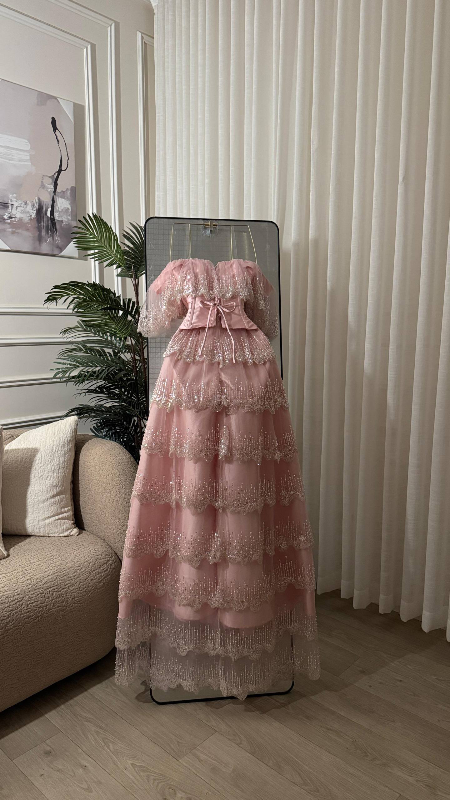 Kn02 Stylish evening dress with a modern design and layers
