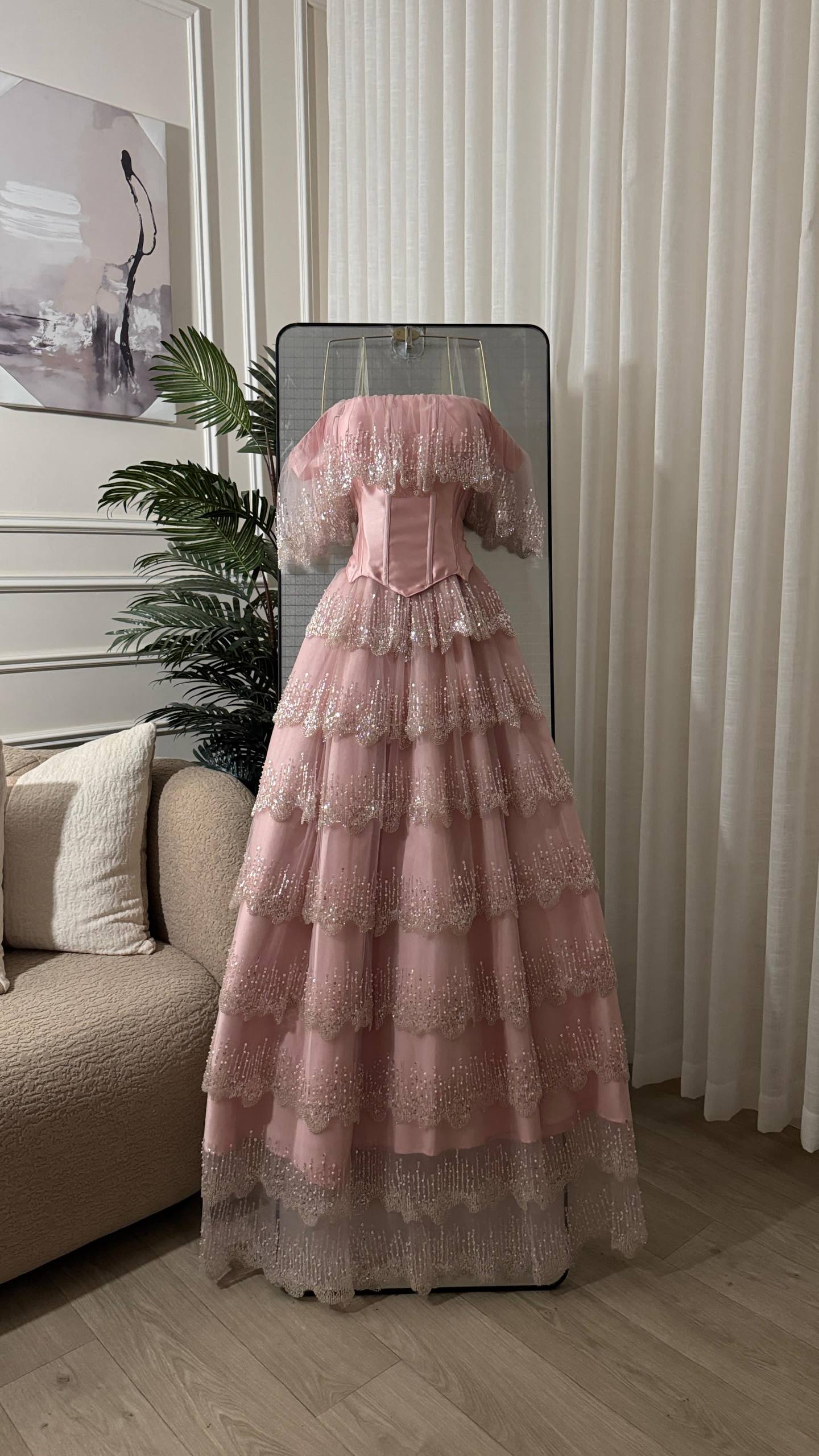 Kn02 Stylish evening dress with a modern design and layers