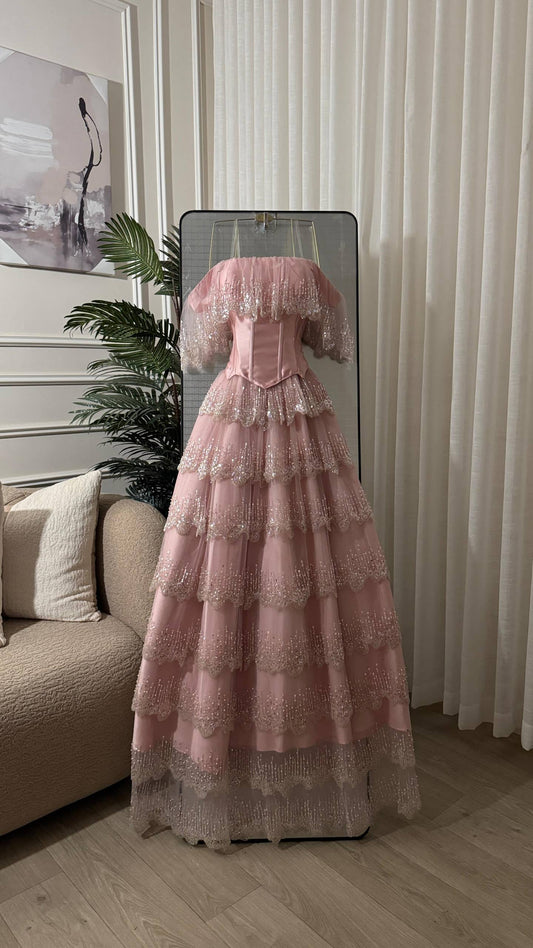 Kn02 Stylish evening dress with a modern design and layers