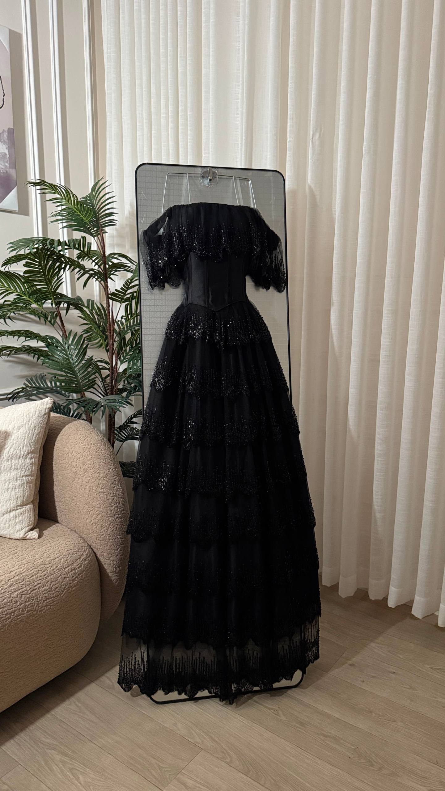 Kn02 Stylish evening dress with a modern design and layers