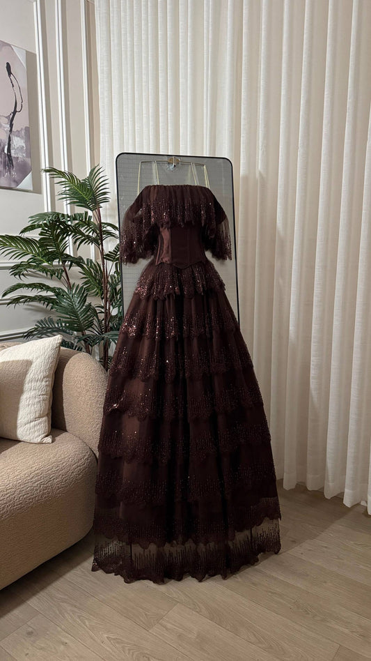 Kn02 Stylish evening dress with a modern design and layers